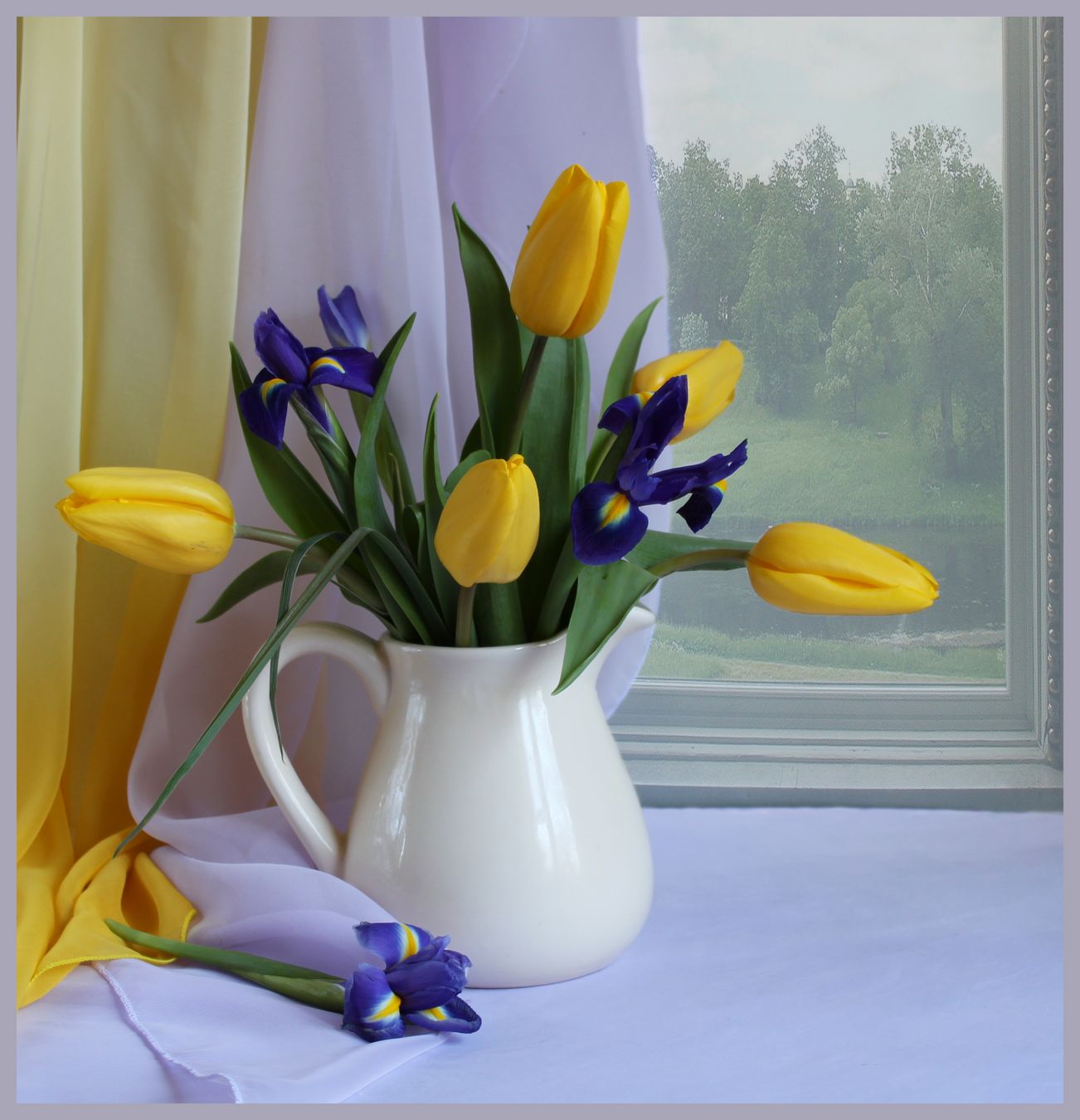 Доброе утро хорошего дня весеннего настроения мужчине. Весенний букет. Весенний букет на окне. Цветы в вазе на окне. Натюрморт с весенними цветами.