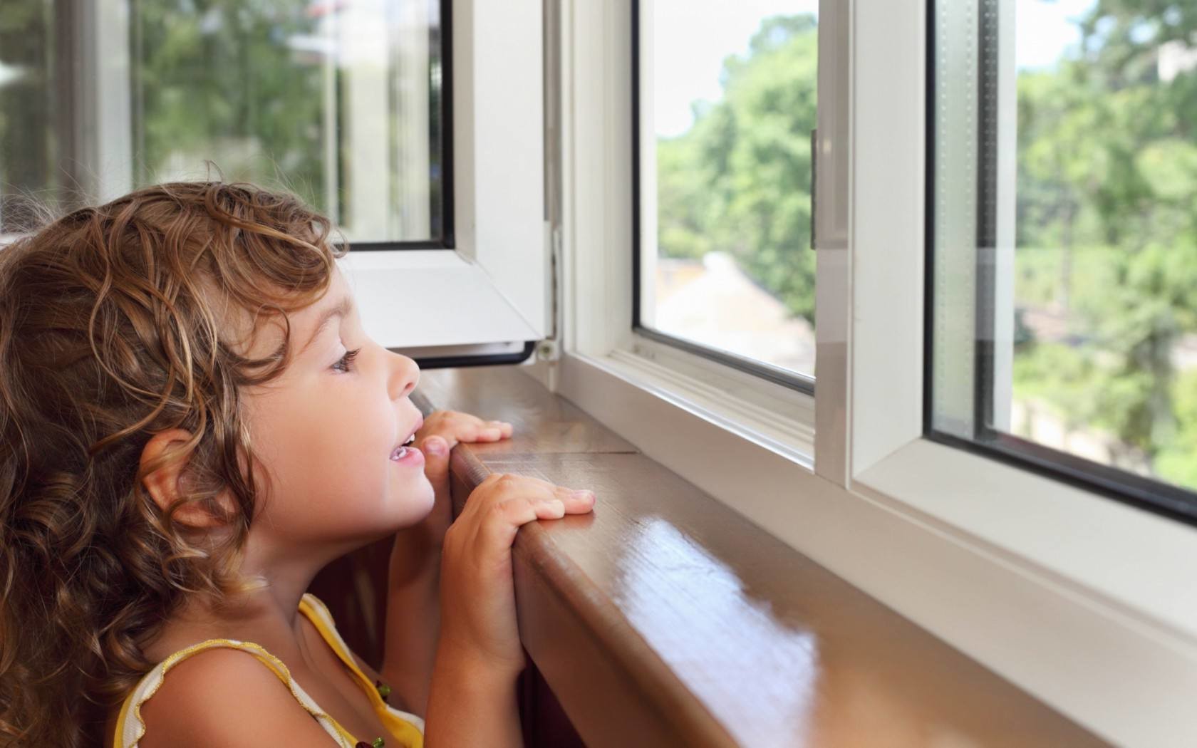   It should be noted that currently plastic windows are very popular. There is nothing strange as they have a number of advantages in comparison with wooden window