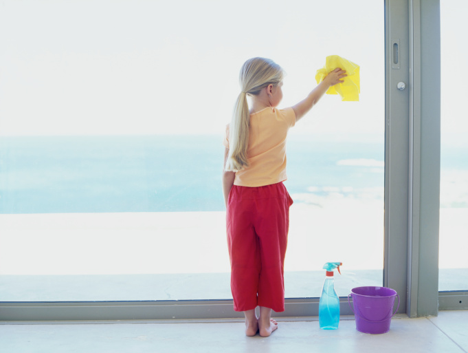 The best time to wash windows is a clear Sunny day, in those hours when the glass is not under direct sunlight, otherwise the water will dry too quickly and there will be spots on the glass. Windows facing the West, it is better to wash before noon, facing East – in the afternoon.