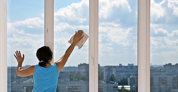 To polish the glass for extra shining use old newspapers, they are very effective in this case. Also good will be old tights made of nylon. Their cloth, thanks to its special structure, is great with the stains on the glass.