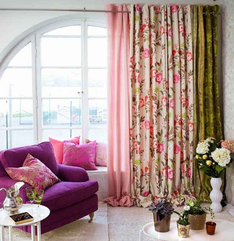 Like clothing, window decorations also have fashion trends. However, experts recommend the selection of decorative elements refer to the general style and colours of the interior and room functions, not the momentary whims of fashion.