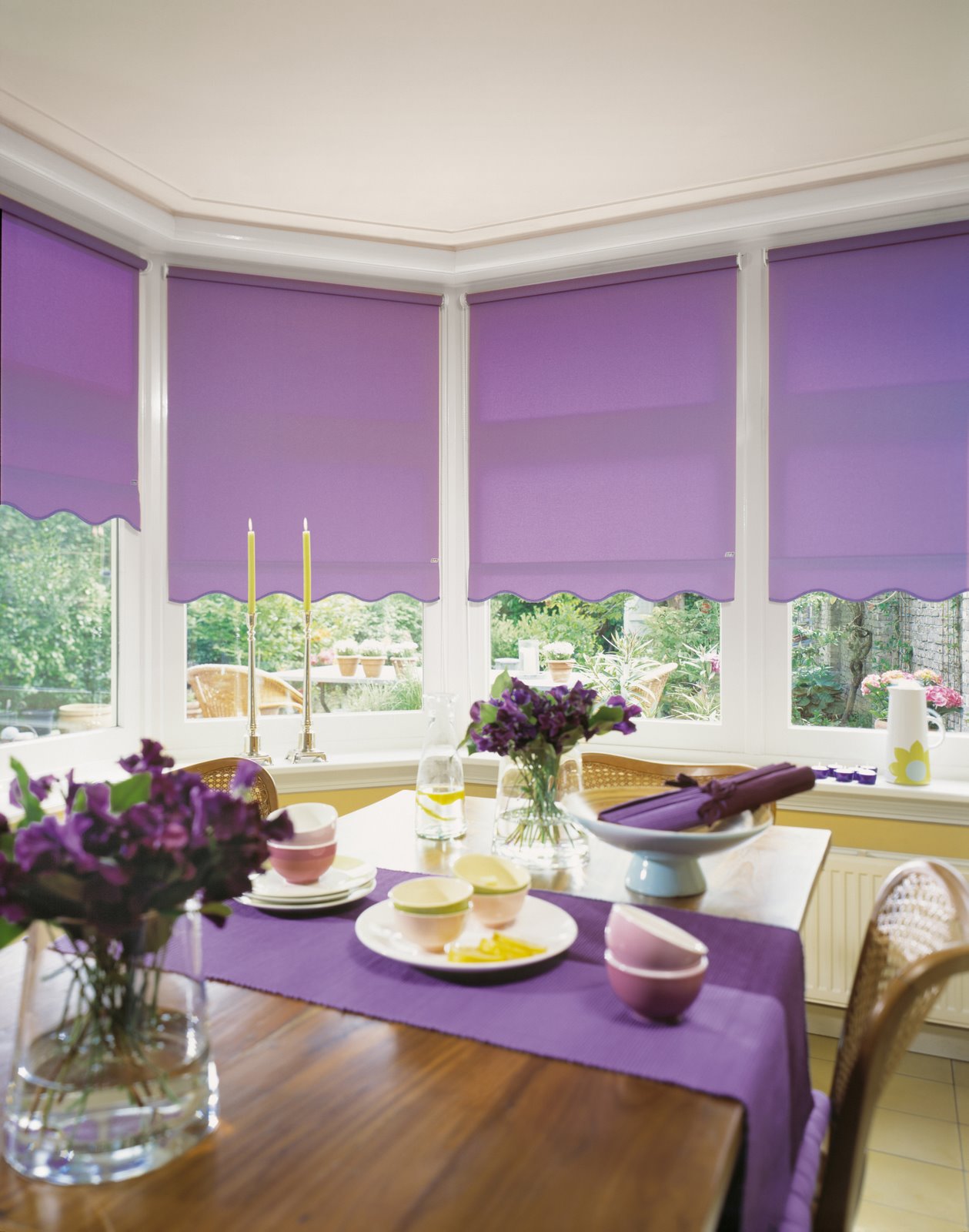 Currently, the market offers a wide variety of colors and patterns of shutters. They are all treated with a special composition for seal tissue and protect it from bleaching in the sun. Therefore, it is not recommended to use these blinds in the bathroom, the increased humidity shortens their lifespan.