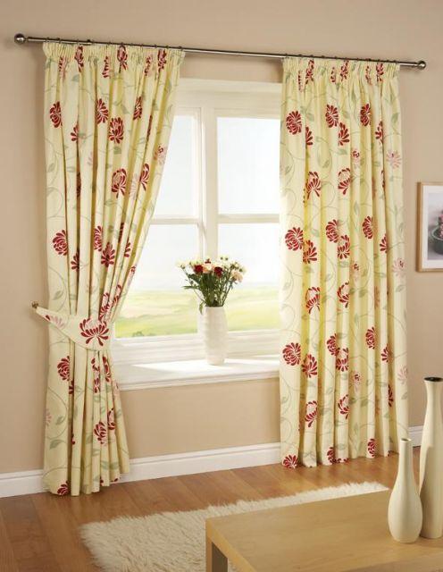 You can pick up curtains both with stimulating and relaxing effect. Color therapy is known since ancient times and in cold weather can be particularly effective thanks to properly chosen curtains. Bold colors can be combined with interesting patterns. 