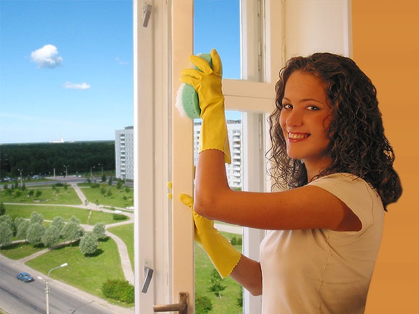 Immediately after installing windows you should remove the remnants of whitewash and cement, otherwise some components or seals may be damaged. With regard to regular cleaning, it should not be carried out by using detergents containing abrasives or solvents. Such detergents can damage the plastic profile or the seals. The best way to wash plastic windows - conventional soap solution and a clean linen cloth. These simple tools will provide excellent results.