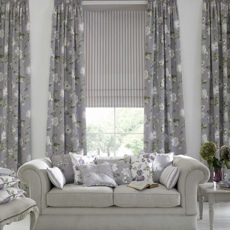 The current trend is a combination of striped curtains with roller blinds with a floral pattern. It is the perfect solution for fans of English style, which has always been the combination of romance and strictness.