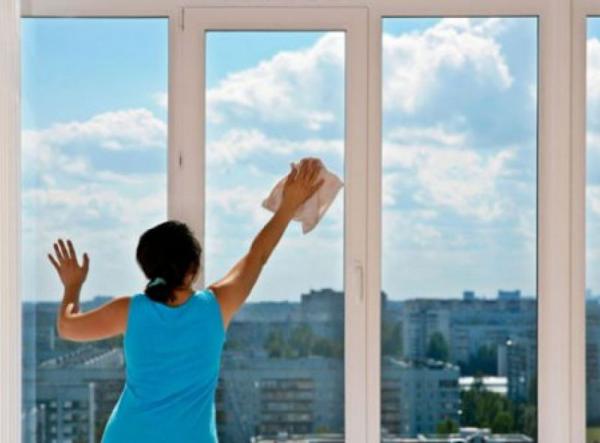 For washing Windows you can find perfect things in any family. If you do not dispose of old tights and newspapers, now it is their time. You will also need lemon juice or vinegar, so there is no need to buy anything extra.