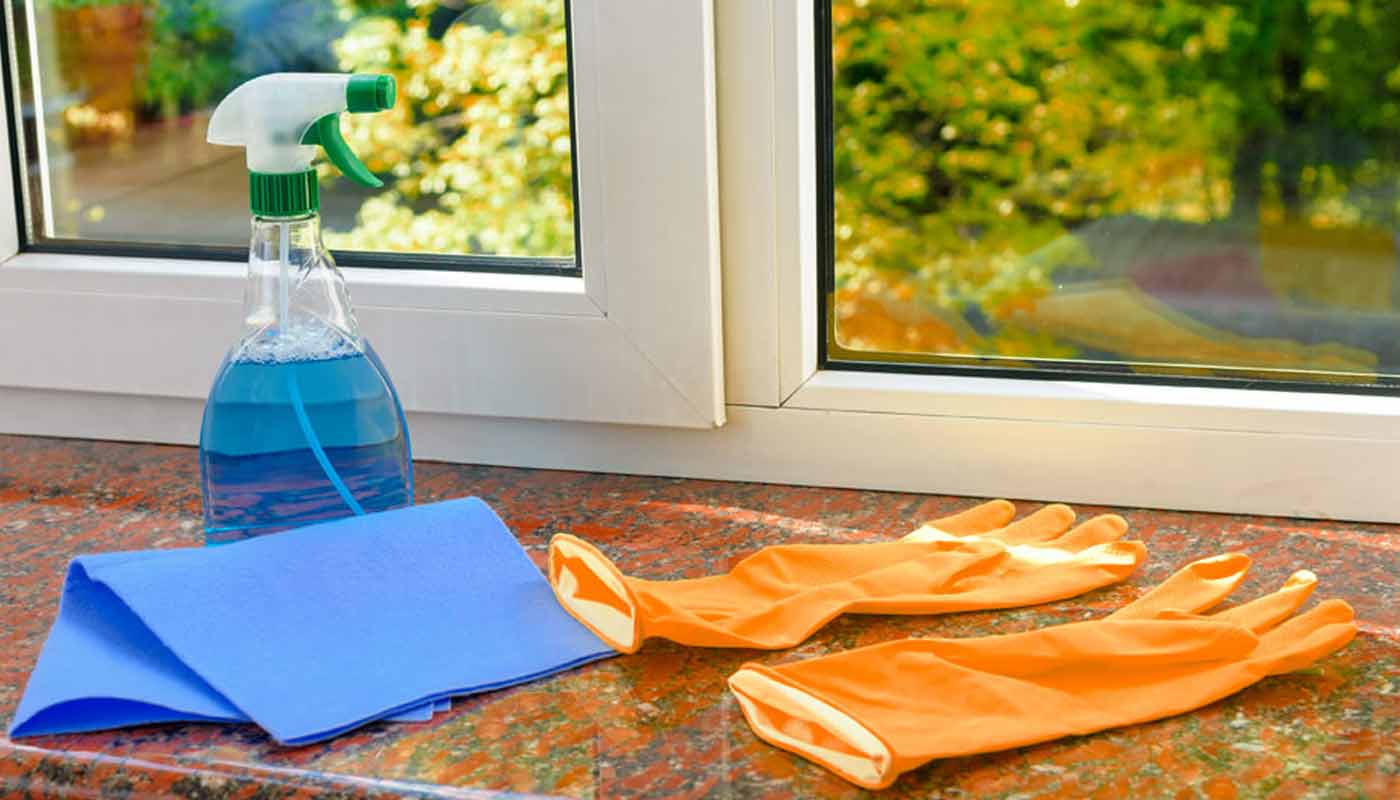 Отмыть пластиковые подоконники домашних. Мытье окон. Мойка окон. Чистые окна. Мытье пластиковых окон.