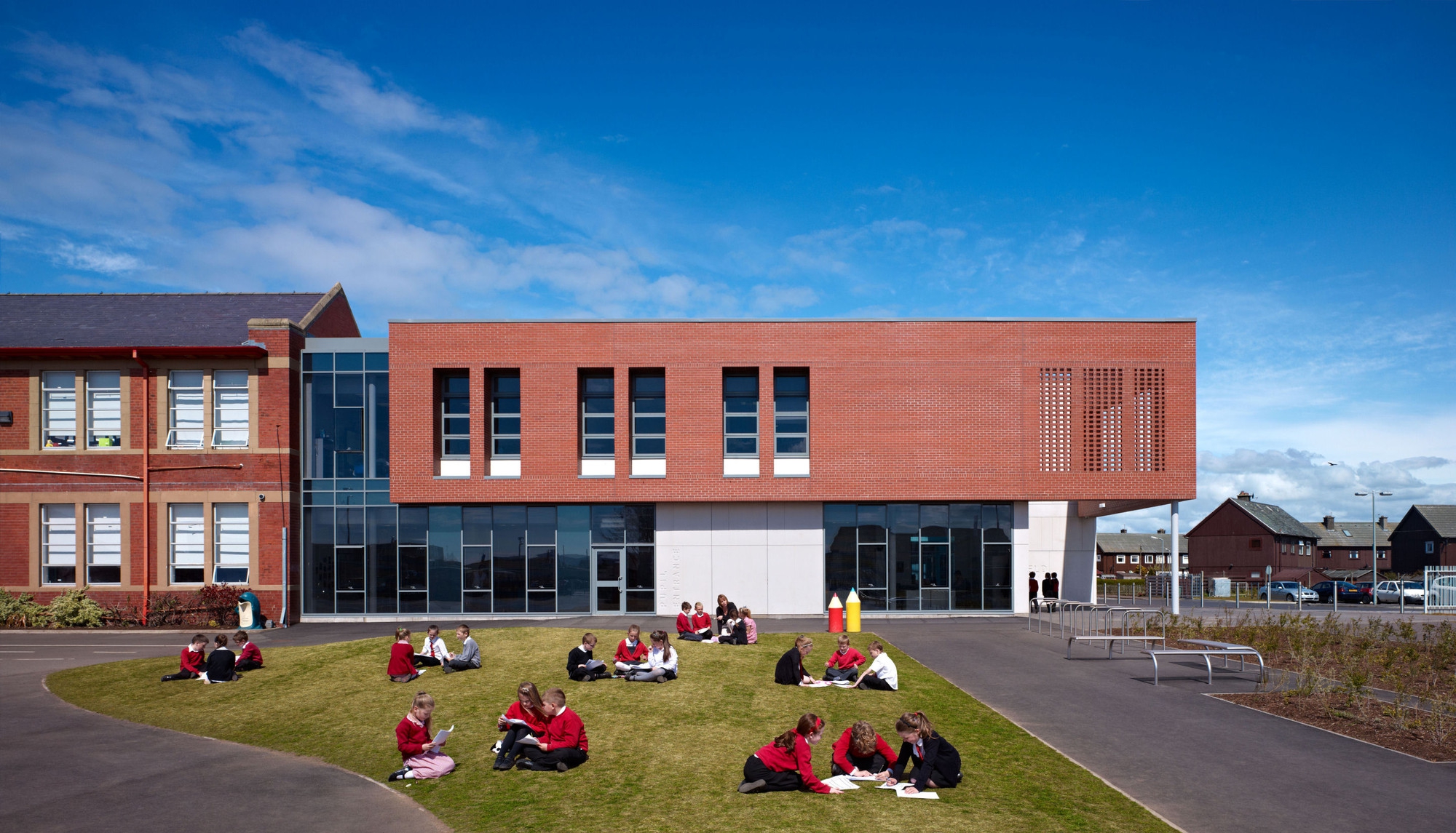 Фотография школы дома. Secondary Modern School в Англии. Современная школа.