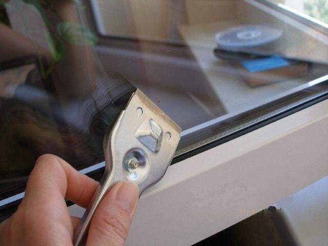 Techniques for easy removal of film from new windows