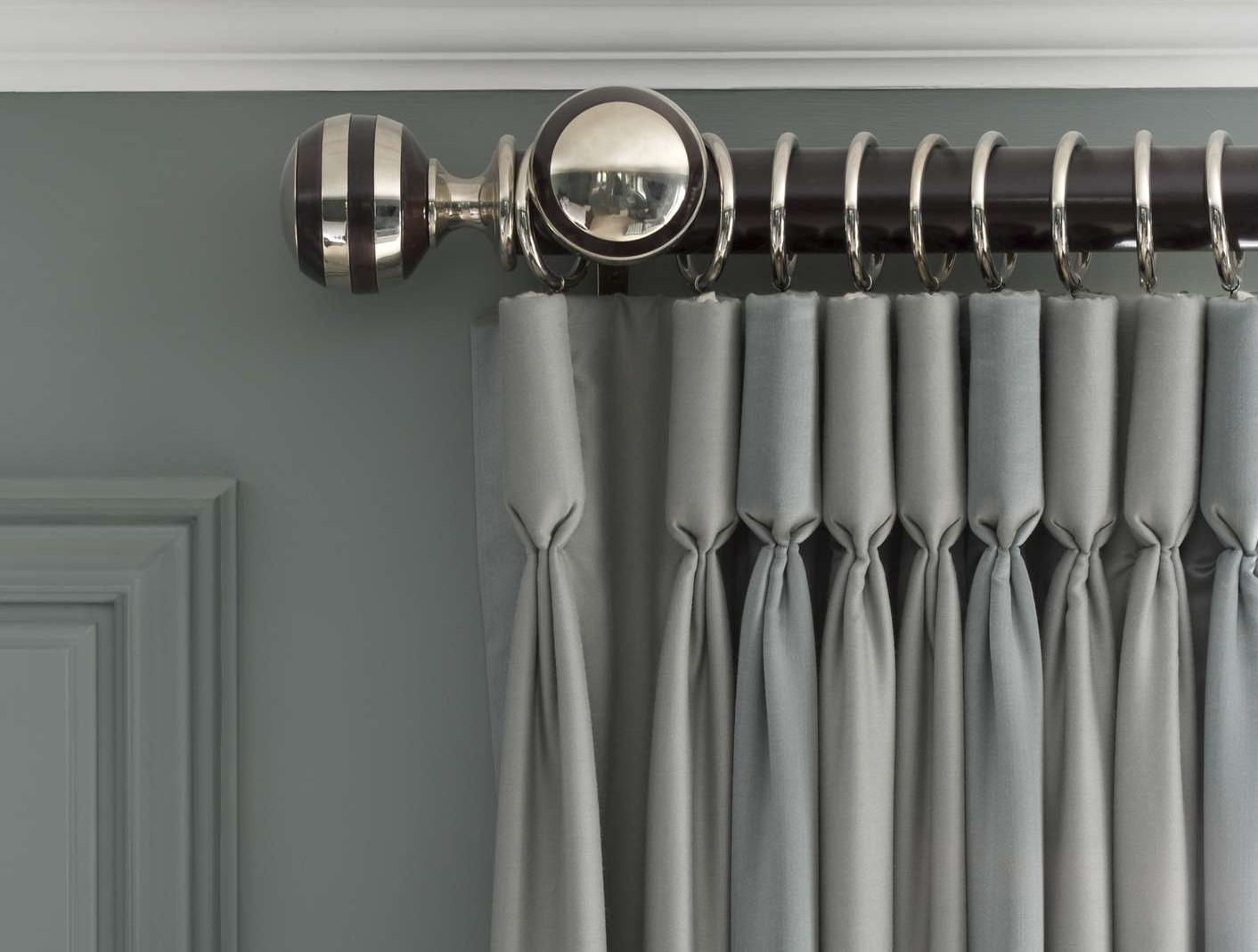 Window cornice as decorative element