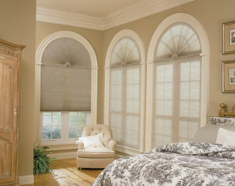 Декор для арочных ПВХ окон: как раскрыть красоту изогнутой линии