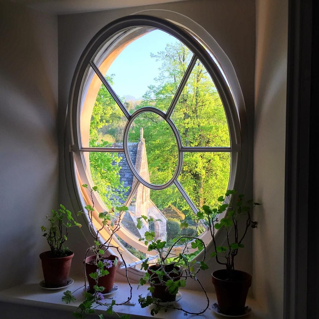 Round Windows: D&eacute;cor That Highlights the Unusual Shape