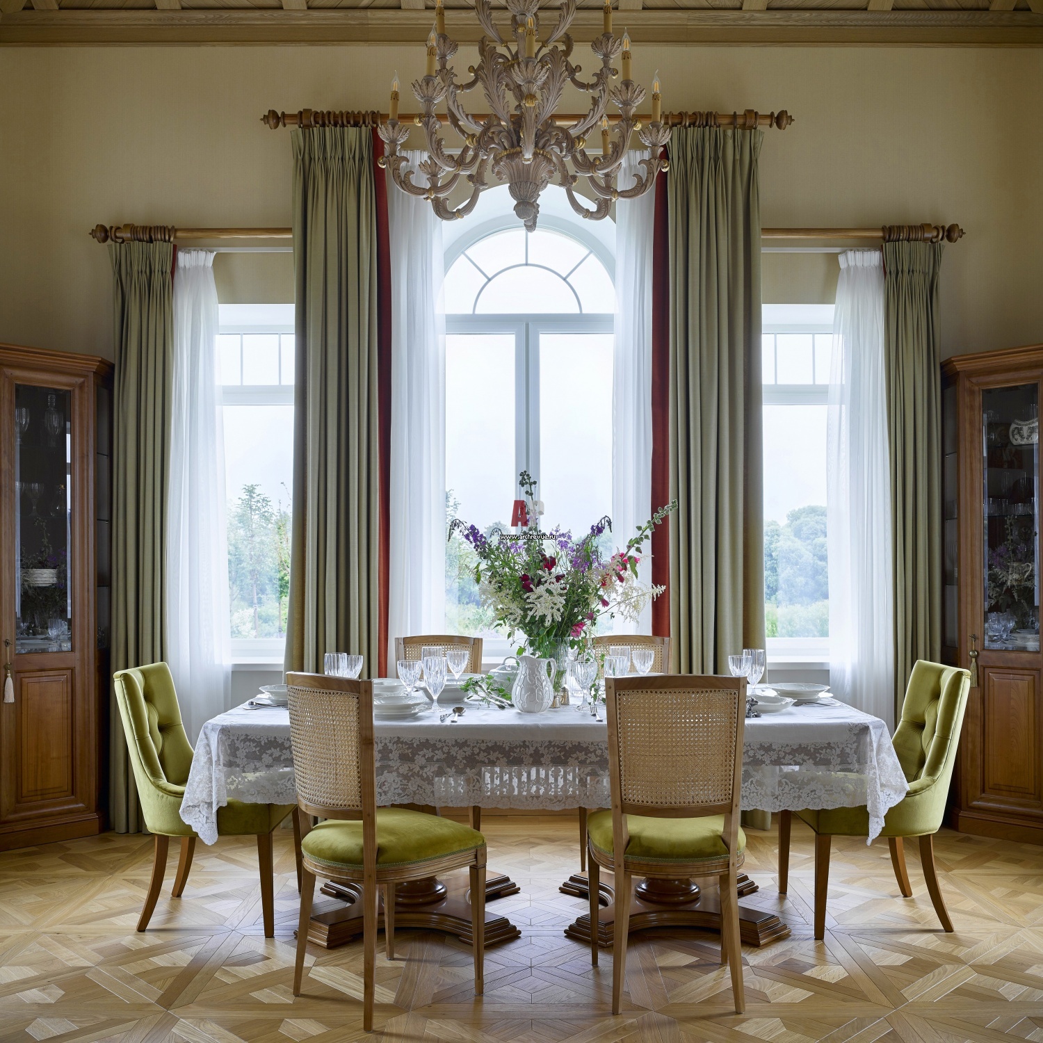 Restrained Elegance: Window Decor for English Classic Interior